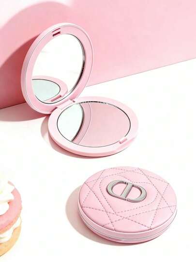 Christian Dior 心形压纹粉饼盒，浅粉色盒身，绗缝图案，银色CD标志，双面镜设计，方便补妆