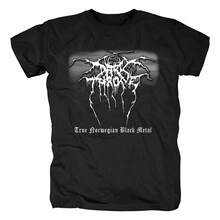Kids' And Teens' Casual Black Printed Crew Neck Short Sleeve T-Shirt True Norwegian Black Metal The Design Features A Central Abstract Symbol With Intricate Black And White Patterns Resembling Twisted Branches Or Roots Extending Outward From A Dark Central Form. The Image Has A Haunting And Eerie Aesthetic With Sharp Angular Lines And Melting Effects That Give It A Gothic Appearance. Below The Main Graphic Is The Text True Norwegian Black Metal In A Stylized Font That Matches The Dark And Aggressive Theme. The Overall Look Is Stark And Intense Evoking The Raw And Atmospheric Essence Of Black Metal Music. The Contrast Between The Black Background And The White Artwork Enhances The Visual Impact Creating A Powerful Statement Piece For Fans Of The Genre. The Pattern Conveys A Sense Of Mysticism And Rebellion Characteristic Of Norwegian Black Metal Culture. 1PC ,Cool Logo Graphic T-Shirt, Classic Crew Neck Design For Boys And Girls Stylish Anime Manga Print Short Sleeve Tee,Pullover - màu đen - Xem 1