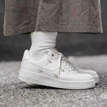 Nike女鞋2026新款AIR FORCE 1 '07 LX空軍一號小金色鉤板鞋運動休閒鞋FV3654-111 - 白色 - 查看 4