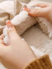 Zapatillas de Felpa Cálidas para Mujer con Detalle de Lazo - Zapatos de Casa Gruesos y Abrigados, Parte Superior de Tela Suave, Diseño de Lazo Lindo para Comodidad en el Hogar, Zapatillas de Invierno | Diseño Divertido | Forro Interior de Peluche, Zapatillas para Mujer, Zapatillas de Maternidad - Caqui - Ver 2