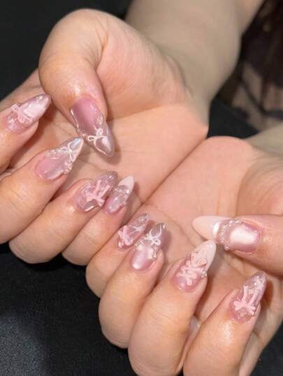 24片法式蓝色美甲贴片，猫眼造型，蝴蝶结装饰，仿珍珠，短款杏仁形，美甲套装，包含1张粘合贴片和1个迷你指甲锉，适合日常佩戴。