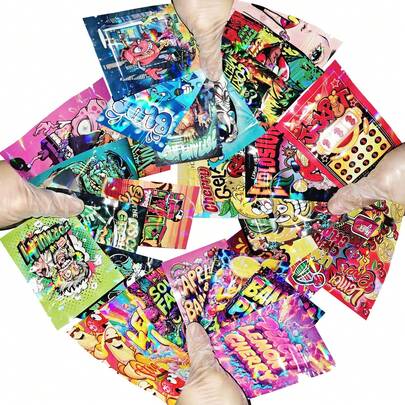 100 piezas Bolsas Mylar con cierre hermético de patrones de dibujos animados variados de 7*10 CM - Bolsas de almacenamiento de alimentos a prueba de olores con cierre hermético, aptas para dulces, gomitas, galletas y talla grande. Con ventana transparente, cierre hermético a prueba de olores y acabado holográfico láser 3D brillante, ideales para diversos festivales y talla grande.
