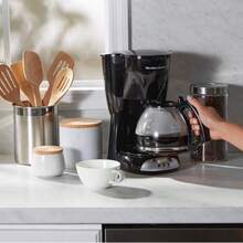 Cafetera programable Hamilton Beach de 12 tazas, jarra de vidrio,  modelo 49465R, color negro, Café listo al despertar - programa fácilmente con hasta 24 horas de anticipación Apagado automático 2 horas - Tipo de Enchufe A USA (110-127V) - Ver 5