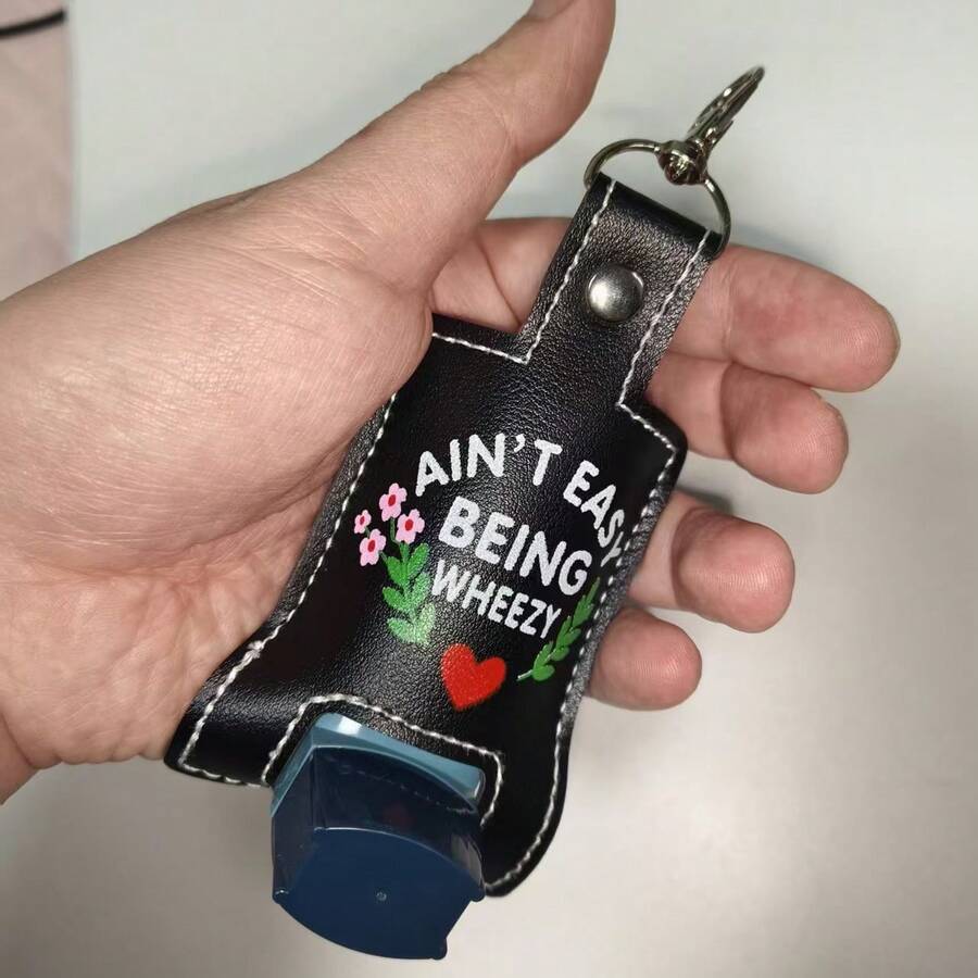黑色PU皮革吸入器保护套，带钥匙扣，绣有“Ain't Easy Being Wheezy”（喘息并不容易）字样 - 标准哮喘吸入器便携式保护套