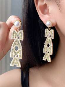 一对仿珍珠字母“MAMA”耳环，母亲节礼物耳环 - 彩色 - 查看 1