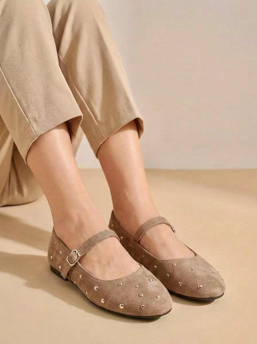 Ballerines plates de style classique, ballerines pour femmes, dans des couleurs polyvalentes (noir, beige, vert, jaune) en matériau suédé avec une finition douce, boucle métallique, idéal à associer à des looks neutres ou naturels, confortables et polyvalentes, parfaites pour le port quotidien ou pour donner une touche sophistiquée à une tenue décontractée - Tout kaki - Voir 1