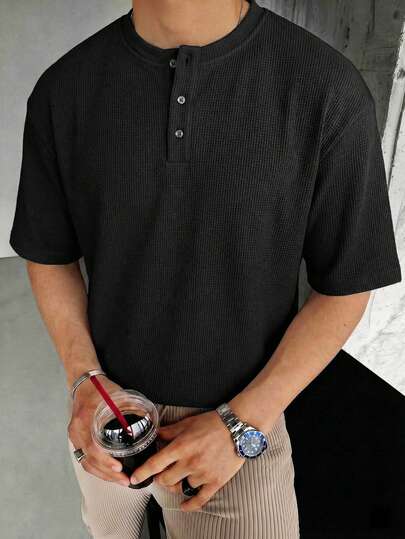 男士华夫格纹短袖T恤，舒适透气，Polo领亨利领设计，易于搭配，穿着舒适，不起球，不易起皱，可机洗，适合夏季聚会、日常度假穿着，尽显复古绅士风范。