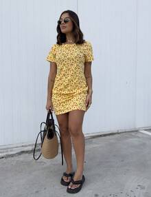 Women's Short-Sleeve Floral Print Dress With Round Neck - Màu vàng - Xem 2