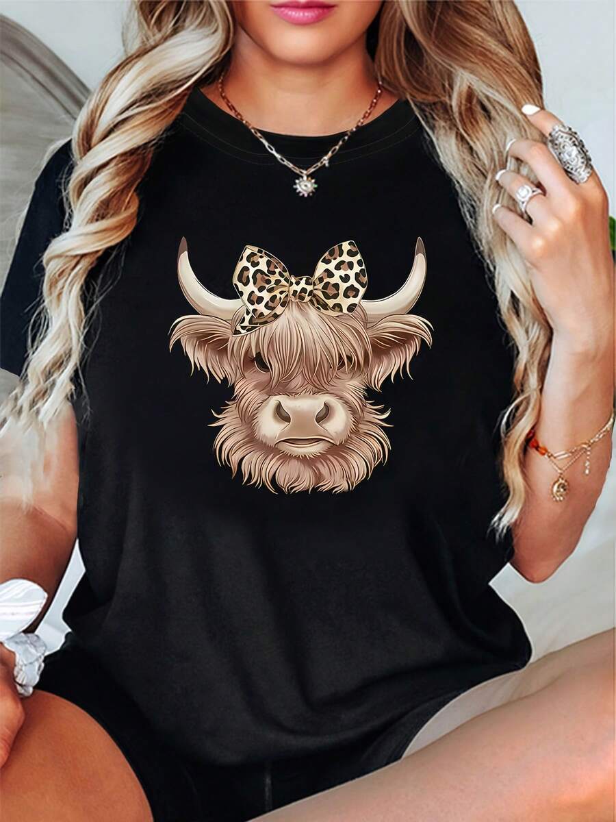 Plus Size, Women's Plus Size T-Shirt - Cute Highland Cow & Leopard Print Bow Graphic - Soft Crew Neck Casual Everyday Top - Lightweight SpringSummer Shirt - Animal Graphic Tee for Women, Spring Fashion, Playful Design, Stretchy Fit, Printed Blouse, Fashion Lovers - Negro - Ver 1