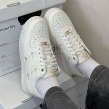 Nike女鞋2026新款AIR FORCE 1 '07 LX空軍一號小金色鉤板鞋運動休閒鞋FV3654-111 - 白色 - 查看 5