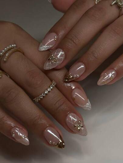 24片亮面法式金色美甲贴片，3D立体装饰假指甲，短款杏仁形美甲贴片，美甲套装包含1张粘性贴片和1个迷你指甲锉，适合日常佩戴。