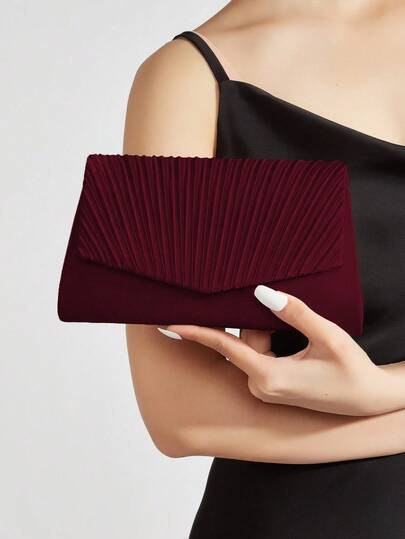 REMANLAND 轻盈奢华的扇形褶皱手拿包，采用扇形褶皱设计，色调浓郁，造型简约。是约会、晚宴和鸡尾酒会的迷人伴侣，也是馈赠女性的最佳礼物。