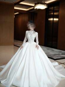 Regal Crew Neck Long-Sleeve Lace Appliqué Satin Ballgown Wedding Dress With Cathedral Train, Wedding Dresses For Bride, Elegant And Comfortable, Includes Plus Sizes, Bridal Gown, Formal Dresses For Women, Suitable For Wedding, Party, After-Party Dress, Cocktail Party, Bride, Party Dress, Formal Occasions, Dinner Dress, Prom Dress, Birthday Party, Celebration, Gala, Festival, Ceremony, Graduation, Homecoming Dress, Vacation, White - 白色 - 查看 1