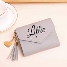 Cartera personalizada con nombre – Cuenta con múltiples ranuras para tarjetas, ventana para foto, compartimento para billetes y una borla de cadena dorada con dije de corazón. - Multicolor - Ver 10