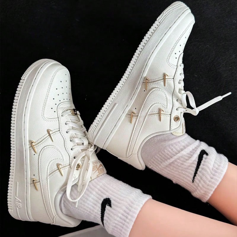 Nike女鞋2026新款AIR FORCE 1 '07 LX空軍一號小金色鉤板鞋運動休閒鞋FV3654-111 - 白色 - 查看 1