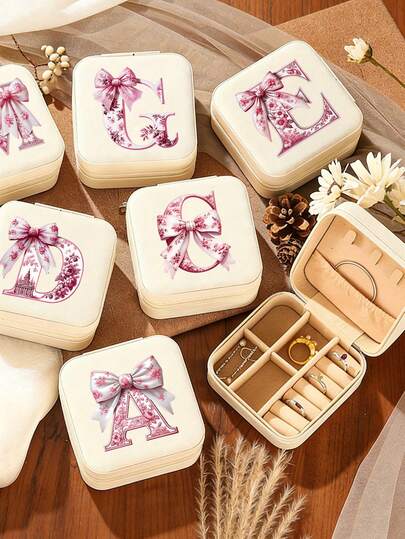 Caja de joyería portátil mini, beige con lazo rosa con patrón de letra 3D, caja de almacenamiento de joyas, caja de regalo de empaque de joyas para collares, aretes, anillos, caja de almacenamiento de joyas pequeñas de gran capacidad para anillos y aretes, estuche compacto de viaje, adecuado como un regalo delicado para niñas, parejas, hermanas, adecuado para vacaciones, viajes, regreso a la escuela, viajes de negocios, viajes al trabajo