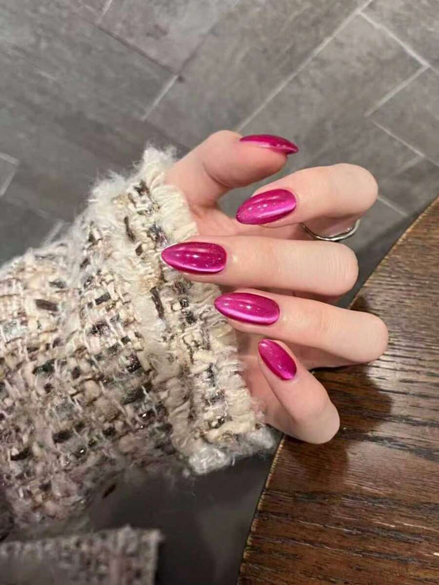 24片长款杏仁形淡粉色猫眼美甲贴片，中号杏仁形假指甲，精致奢华的猫眼设计，亮泽全覆盖美甲套装，包含1个指甲锉和1瓶凝胶胶水。猫眼美甲让您的指尖闪耀夺目，适合女性日常工作和派对场合。 - 查看 1