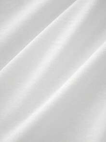 Guerrero con guantes rojos elevando sus brazos frente a letras gigantes que simbolizan fuerza y superación camiseta de mujer blanca moderna 220g casual cómoda - Blanco - Ver 6