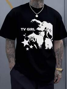 Figura de mujer mirando hacia arriba con gesto de libertad rodeada de estrellas que transmiten energía y actitud positiva ideal para quienes buscan expresar personalidad única camiseta de hombre cómoda para uso diario - Negro - Ver 1