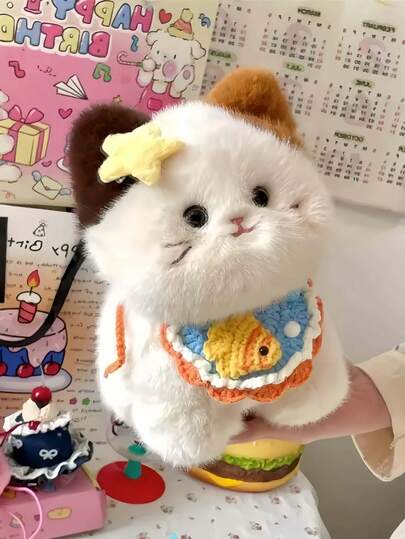 这款7.87英寸的高品质三色猫咪毛绒玩具配有可拆卸的手工钩织围兜和可爱的装饰发夹。它可以用作枕头和舒适的靠垫、卧室沙发午睡垫、客厅角落装饰品。