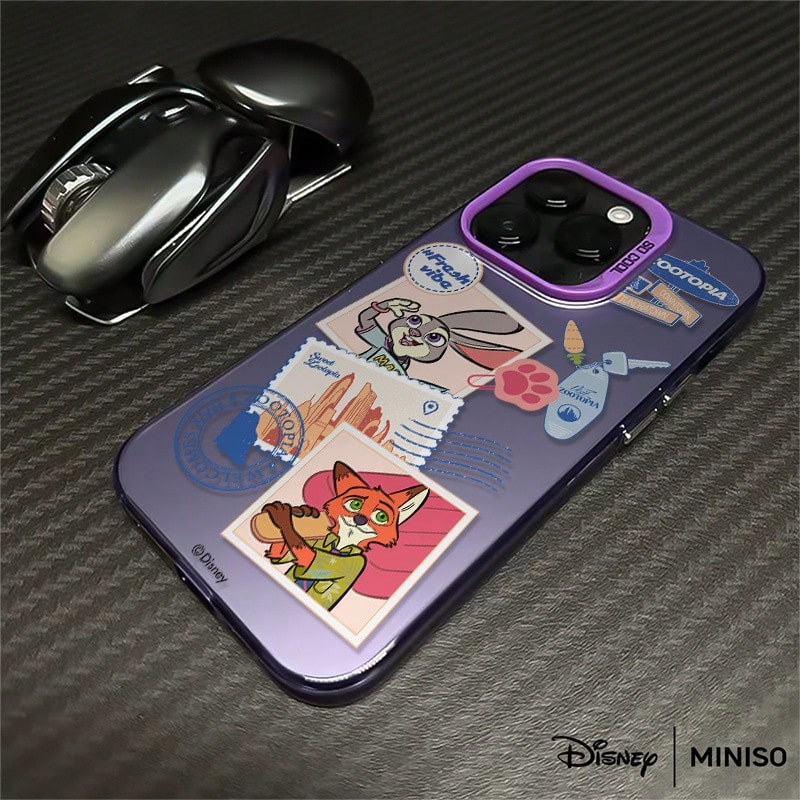 Miniso 疯狂动物城朱迪·霍普斯和尼克·王尔德,以及疯狂动物城标志、市中心苔原镇路标等元素印花手机壳,适用于苹果17/17 Pro/17 Pro Max/17 Air/16/15/14/13/12/11系列,银色 - 紫色 - 查看 1