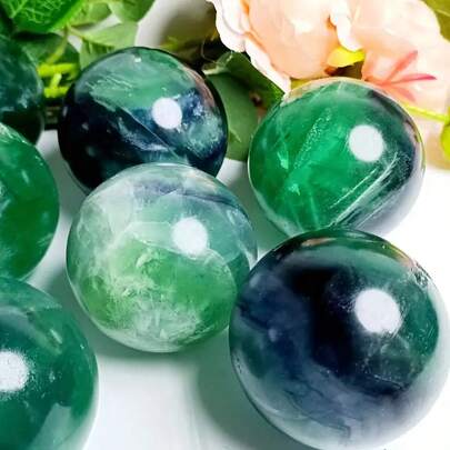 Ein natürlicher Fluorit-Kristallball, geeignet für Heim- und Bürodekoration oder als festliches Geschenk für Familie und Freunde.