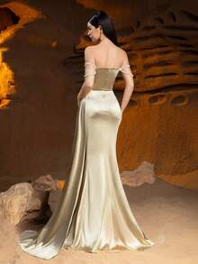 Alisa&Leo 缎面无肩带舞会礼服，饰有珍珠链条细节 - 飘逸裙摆，侧开衩，是学校正式活动、青少年舞会、生日派对和优雅晚宴的理想之选。 - 香檳色 - 查看 2