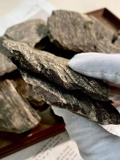 10 جرام من العود الفيتنامي، عبوة سائبة، قطع كبيرة جدًا، عطر دائم، 100% طبيعي، بدون إضافات، رائحة زيتية وغنية، عود عالي الجودة، مناسب للبخور والعلاج بالروائح والشهر الفضيل والتنقية الهوائية للمنزل والنوم والاسترخاء والتركيز والممارسات اليوجا والرفاهية.