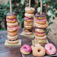 3件套木质甜甜圈展示架，优雅甜点桌增高架，适用于展示甜甜圈、纸杯蛋糕和糕点，天然木纹饰面，稳固底座，甜甜圈展示架，生日派对用品，适用于生日、婚礼、周年纪念日、新年、派对、复活节、母亲节和其他节日，无需电源，家居厨房必备，生日装饰，房间装饰品 - 彩色 - 查看 3