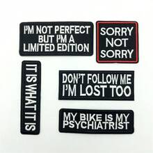 5个字母刺绣贴布，上面写着“别跟着我，我也迷路了”。只需将贴布熨烫到衣服上，即可轻松快速地完成DIY项目。 - E-黑白色 - 查看 4