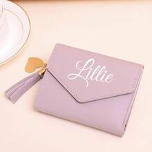 Cartera personalizada con nombre – Cuenta con múltiples ranuras para tarjetas, ventana para foto, compartimento para billetes y una borla de cadena dorada con dije de corazón. - Multicolor - Ver 11