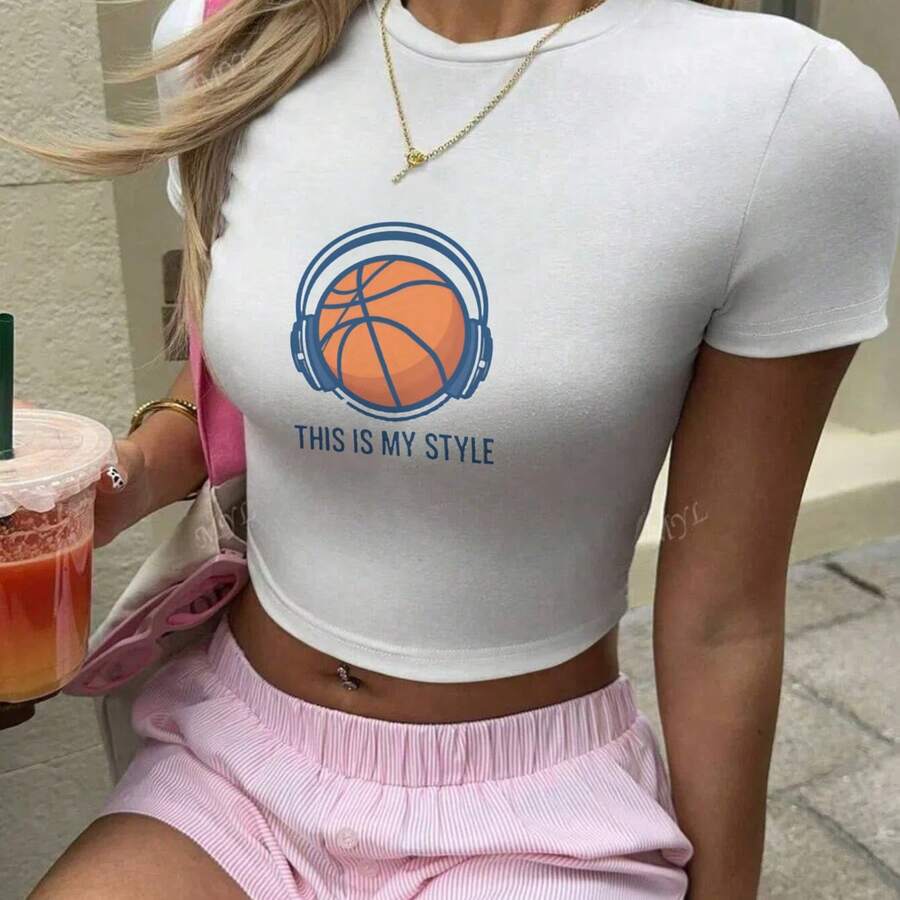 1pc Women's Cropped T-Shirt - Basketball & Headphones Graphic Print "THIS IS MY STYLE" Slogan, Soft Fabric, Non-Stretch Fit, Casual Chic Top For All-Season Wear, Y Lifestyle Apparel, Comfortable Knitwear, Streetwear Style, Urban Fashion, Lightweight Tee, Printed Tee, Street Style Enthusiasts Women's Crop Top Short Sleeve Polyester Workout Yoga Gym Athletic Running Shirts Casual Summer Going Out Tops Lightweight Breathable Quick Dry No Bra  Valentine's Day Gift Basic Essential.Round Neck, Casual & Comfortable Fit, Machine Washable, Perfect For Spring/Summer Outfits, Festive Clothing | Round Neckline | Machine Washable Fabric Skin-Friendly, Silky Smooth, And Fashionable. - 白色 - 查看 1