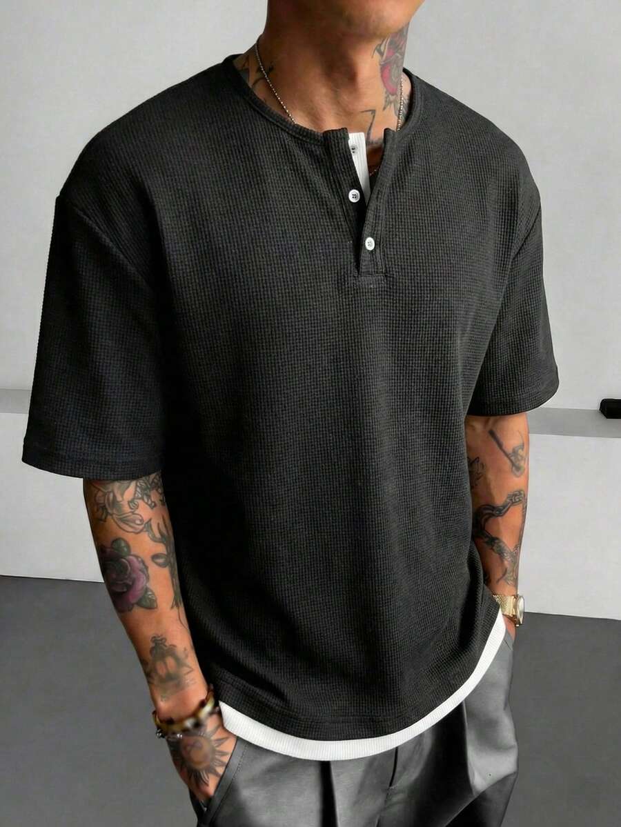 1件男士黑色圓領2合1短袖T恤，亨利領，華夫格面料耐穿，可機洗/乾洗，復古休閒極簡舒適短袖T恤，適合日常聚會與外出 - 黑色 - 查看 1