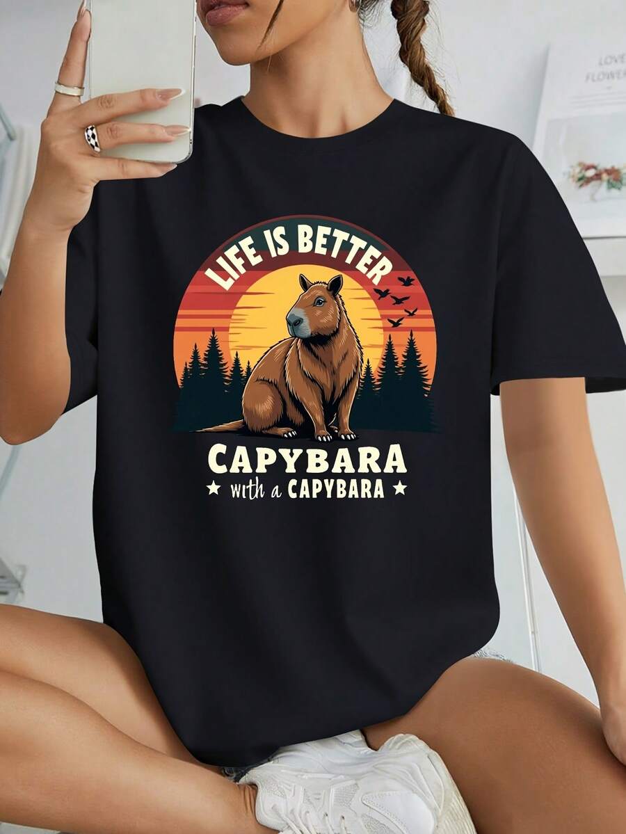 Camiseta con Gráfico de Capibara Negra |   Camiseta Divertida para Amantes de los Animales, La Vida es Mejor con un Capibara, Camiseta Casual Suave para Mujer, Lavable a Máquina, Cuello Redondo, Hombros Caídos, Esencial para el Verano - Negro - Ver 1