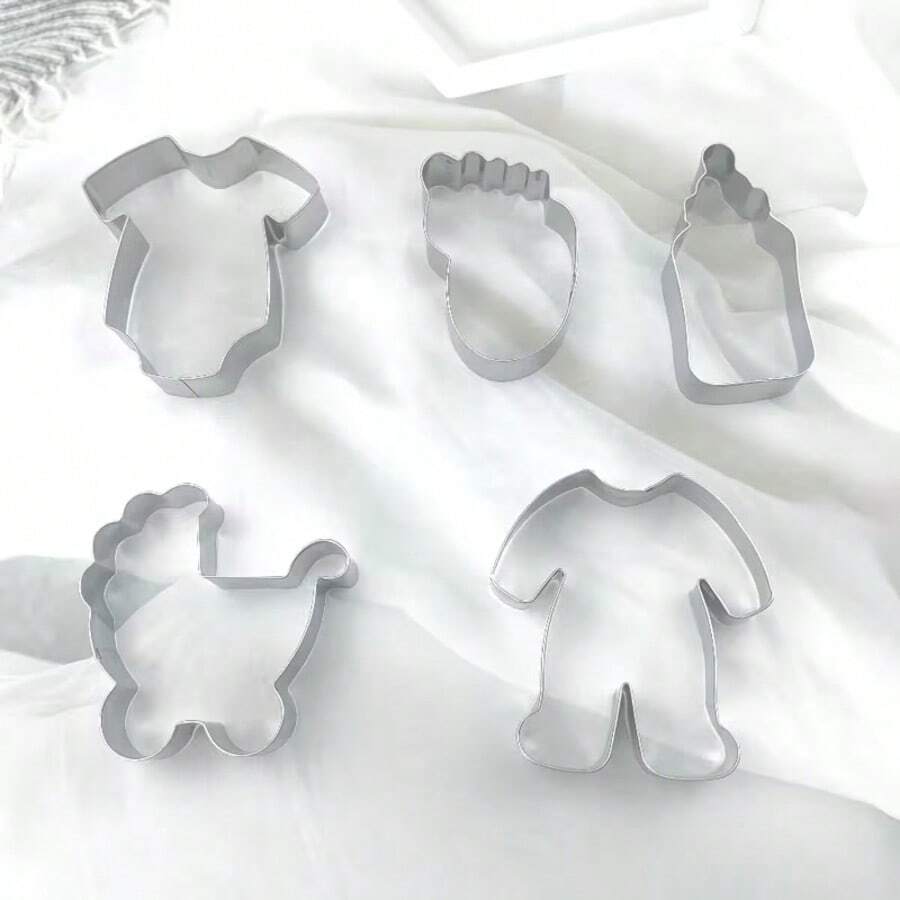 5 pièces, 5 emporte-pièces de différentes formes en acier inoxydable, comprenant : un chariot, un biberon, des vêtements de bébé, un body et des pieds de bébé. Convient pour la réalisation de cookies, biscuits, cookies de fondant, etc. Réutilisable