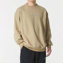 Under Armour 男士休闲卫衣，APAC Terry OG 96 Crew-BRN，宽松舒适针织套头衫，罗纹下摆饰有刺绣Logo，日常休闲卫衣 - 田野棕 - 查看 1