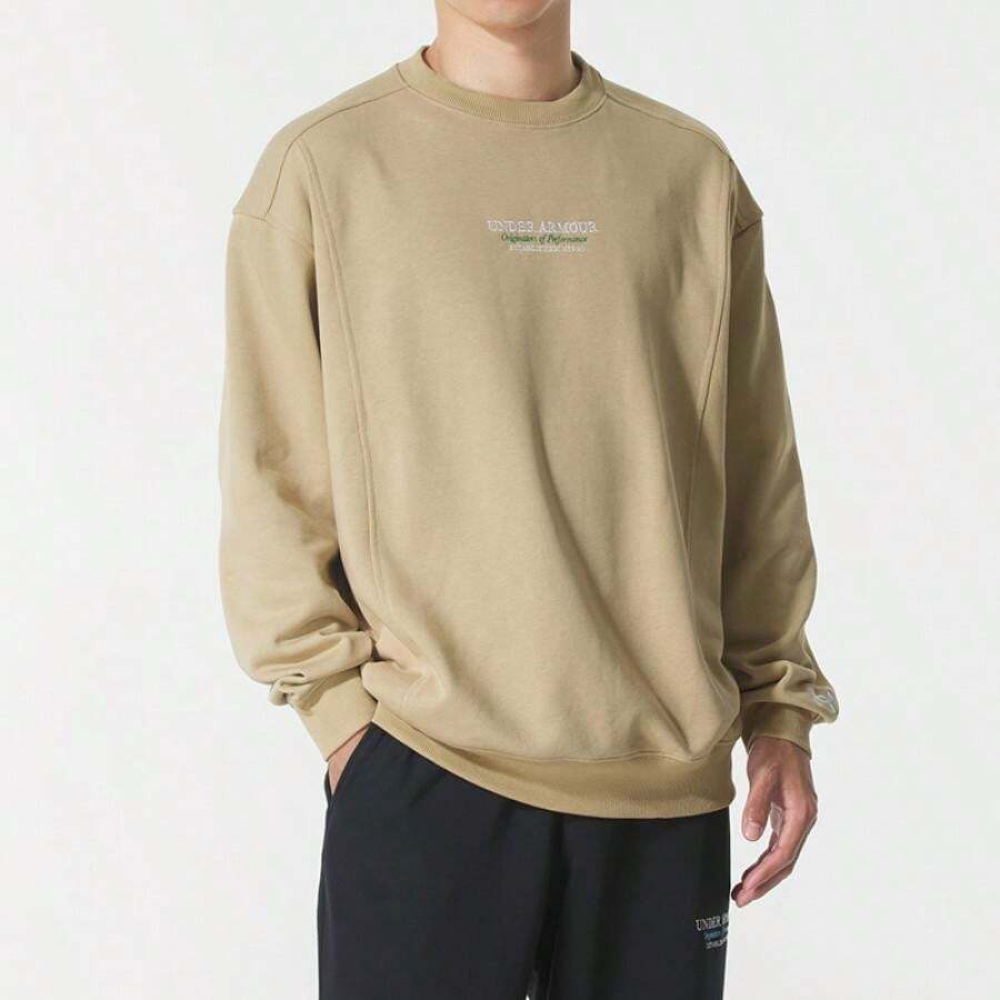 Under Armour 男士休闲卫衣，APAC Terry OG 96 Crew-BRN，宽松舒适针织套头衫，罗纹下摆饰有刺绣Logo，日常休闲卫衣 - 田野棕 - 查看 1