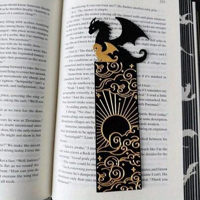 1 pieza Marcapáginas de acrílico con diseño impreso en 2D de dragón y sol con nubes - Diseño negro y dorado, accesorio de lectura duradero y de alta calidad, adecuado para amantes de los libros, adolescentes y adultos - Regalo único, compañero de lectura, detalles exquisitos, elegante y de moda, regalo para entusiastas de la fantasía, exclusivo de personales artísticos, patrón distintivo