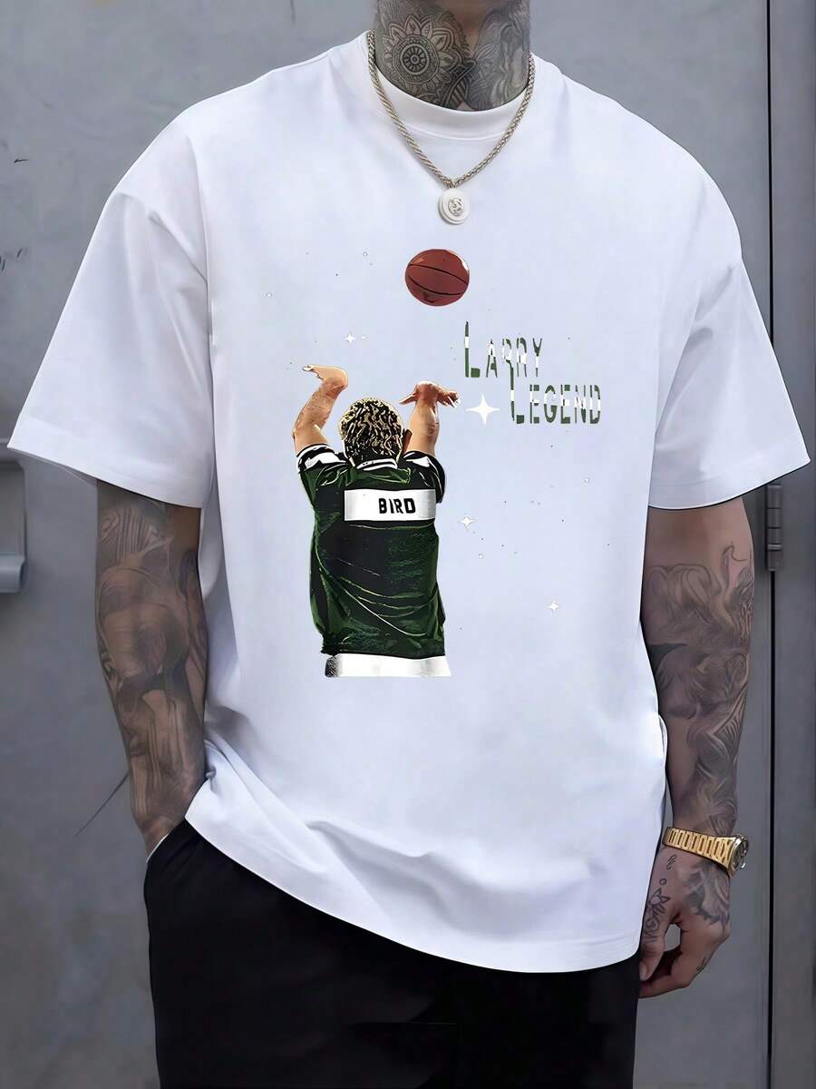 Jugador de baloncesto lanzando la pelota hacia el aro simbolizando pasión superación y espíritu deportivo que inspira a alcanzar metas con fuerza y precisión camiseta de hombre casual de manga corta cómoda y moderna para uso diario - Blanco - Ver 1