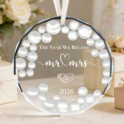 1 pieza Adorno de boda de vidrio - "El año en que nos convertimos en Sr. y Sra." 2026 Borde de perlas Recuerdo | Regalo colgante para la ducha nupcial para los recién casados, decoración para la fiesta de compromiso y acento para la primera pareja casada
