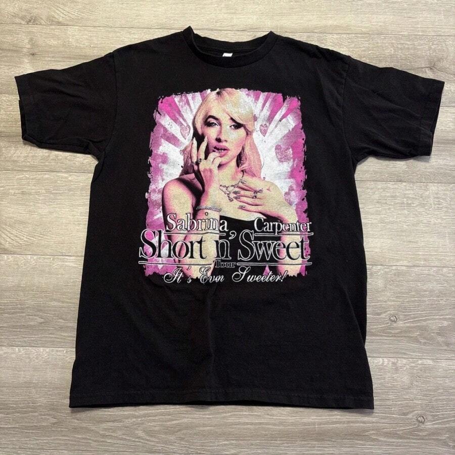 Sabrina Carpenters Short N Sweet Its Even Sweeter Tour T-Shirt Pre-Owned Medium - màu đen - Xem 1