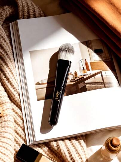 Yves Saint Laurent 专业粉底刷，天鹅绒渐变刷毛，精准上粉，总长9厘米，适用于液体和膏状粉底。