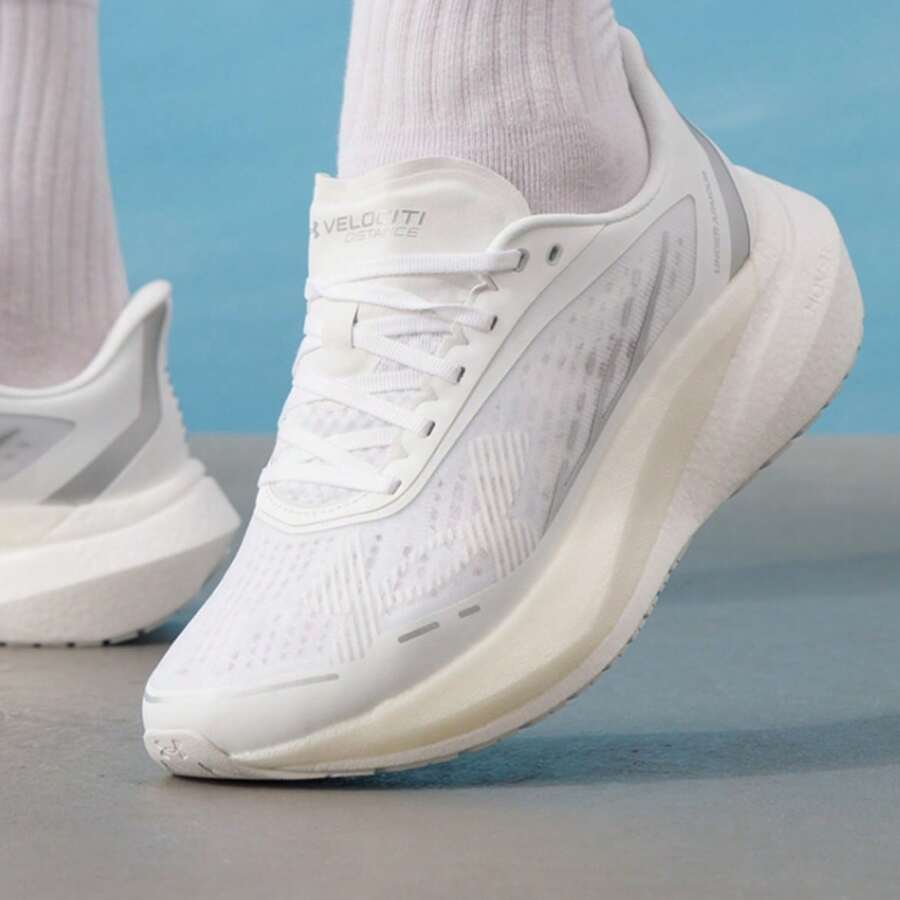 Under Armour 男士新款 Velociti 缓震长距离跑鞋 - 白色 - 查看 1