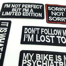 5个字母刺绣贴布，上面写着“别跟着我，我也迷路了”。只需将贴布熨烫到衣服上，即可轻松快速地完成DIY项目。 - E-黑白色 - 查看 2