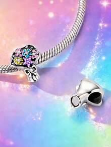 这款原创设计的银色吊坠，以其迷人的花束造型，为您的手链叠戴增添一抹亮色。吊坠上镶嵌着一排色彩鲜艳的手工立方氧化锆石，粉色、紫色、蓝色和黄色交相辉映，迷你花束设计充满活力，细节精致。 - 銀色 - 查看 7