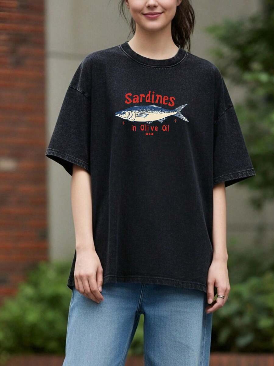 100% Washed Ladies' Crew Neck T-Shirt Sardines, Fish, Olive Oil, Text, Washed Texture. Daily Wear For Spring, Summer And Autumn, Machine Washable, Ideal For Casual Outdoor & Sports, Urban Fashion , Durable Fabric, High-Quality Print, Youth Apparel, Streetwear Style, Soft Fabric, Breathable Material - 黑色 - 查看 1