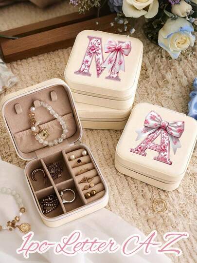 迷你便携首饰盒，米色首饰收纳盒，粉色蝴蝶结立体字母图案，首饰包装礼盒，项链耳环戒指盒，大容量戒指耳环小首饰收纳盒，旅行便携小盒，适合送给女孩、爱人、姐妹的精致礼物，适合度假旅行、返校、出差、通勤。