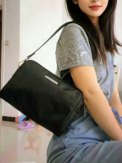  黑色化妆斜挎包，手提方便，旅行必备，大容量设计，可收纳各种化妆品，完美满足日常妆容和外出补妆需求 GUCCI-BLACK-1