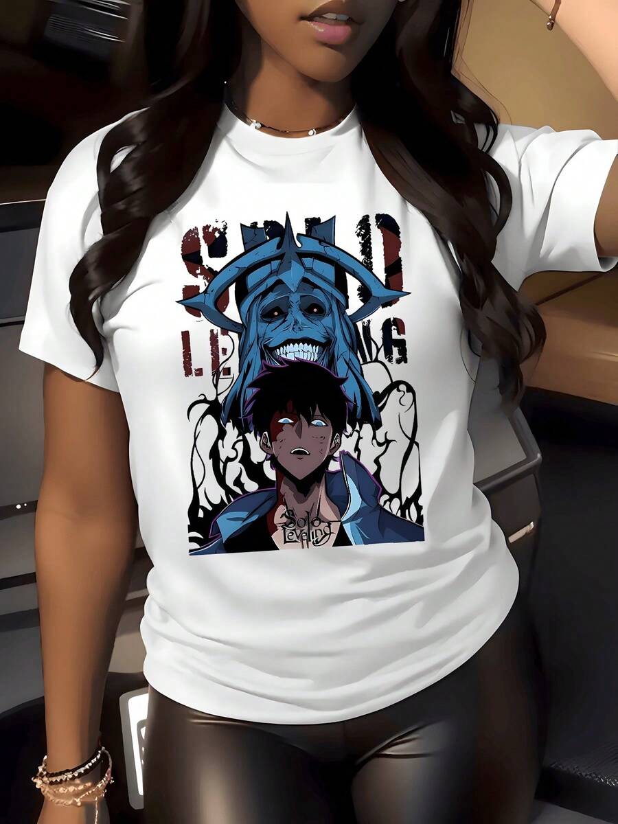 Figura de un ser sombrío con cuernos azules y sonrisa desafiante que emerge entre sombras simbolizando fuerza interna y poder oculto camiseta de mujer 220g casual moderna para uso diario - Blanco - Ver 1