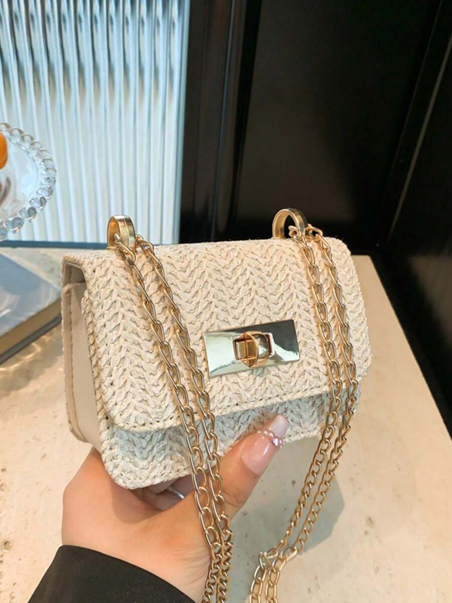 1个迷你女童人字纹编织草编包，金属锁扣装饰，金色链条肩带，翻盖闭合，度假风方形包，适合海滩度假和夏季外出